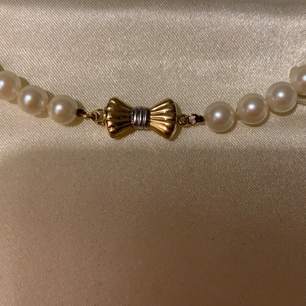 Culture Pearls 18’’, 14K yellow gold, beautiful around the neck. (authentic)
